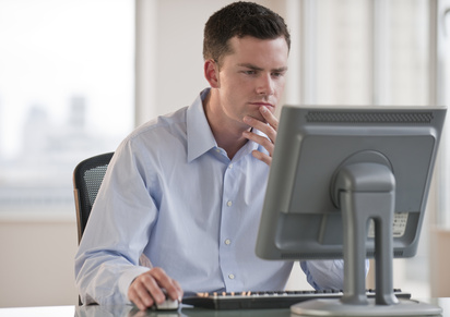 Man_looking_at_computer