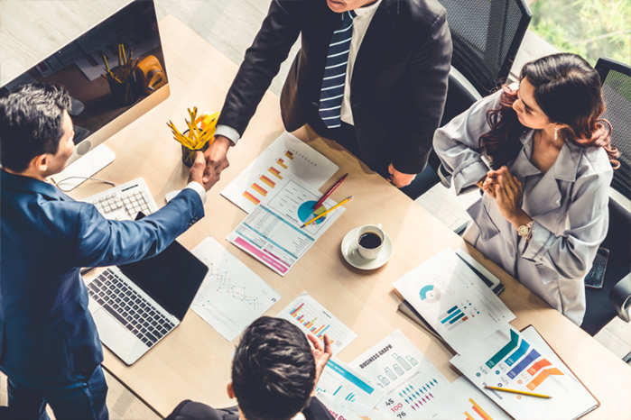 business-agreement-and-internal-meeting_364177869