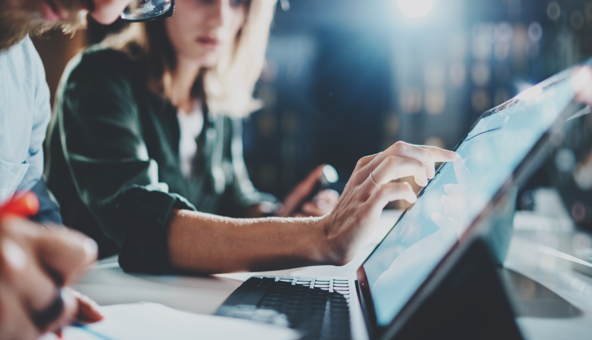 employees-working-on-computer_177641313