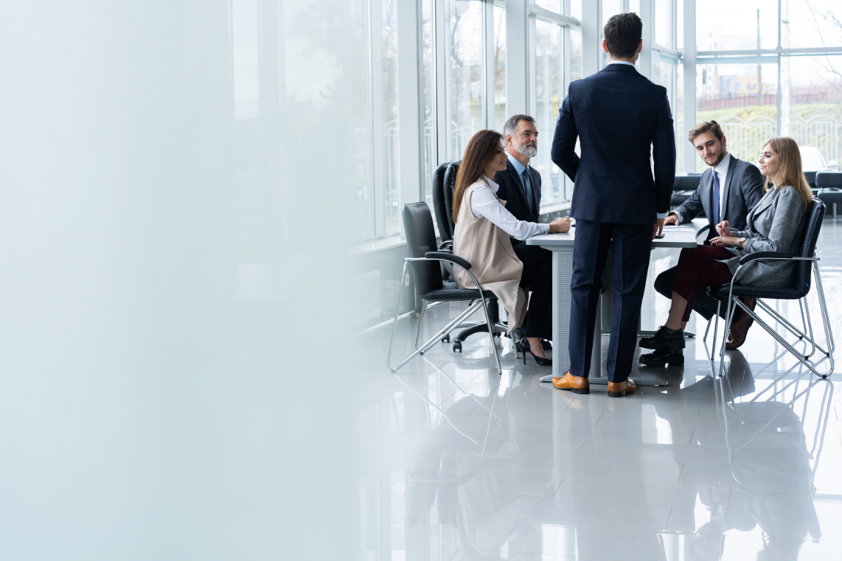 manager-meeting-with-team_234219247