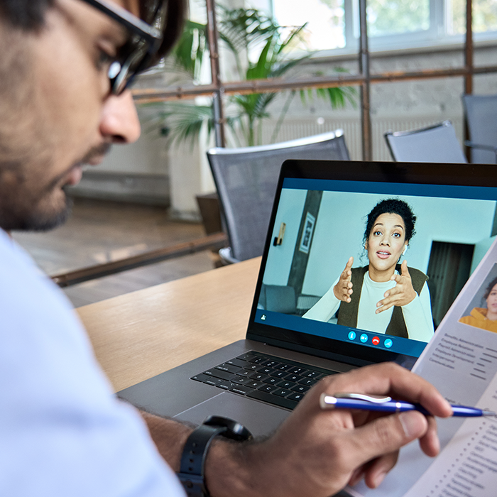 recruiter-training-on-computer-sq_470334332