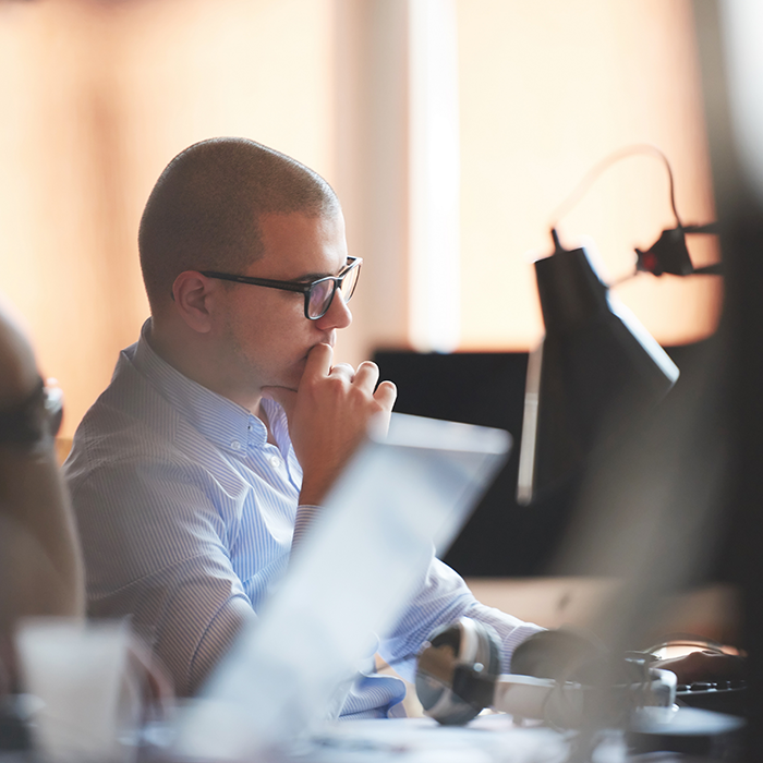 sales-employee-working-on-training-sq_92181247